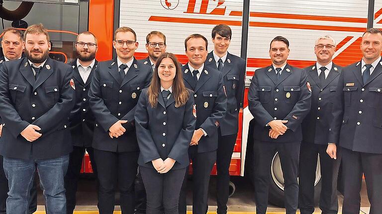 Auf dem Foto der Freiwilligen Feuerwehr Riedenberg (hintere Reihe von links): Markus Hildmann, Daniel Wolf, Lukas Belz, Jan-Eric Schwab, Björn Fröhlich, Marco Brust, und Markus Ullrich, (vorne von links) Roman Jäger, Lorenz Statt, Svenja Küchler u...       -  Auf dem Foto der Freiwilligen Feuerwehr Riedenberg (hintere Reihe von links): Markus Hildmann, Daniel Wolf, Lukas Belz, Jan-Eric Schwab, Björn Fröhlich, Marco Brust, und Markus Ullrich, (vorne von links) Roman Jäger, Lorenz Statt, Svenja Küchler und Stefan Leitsch.