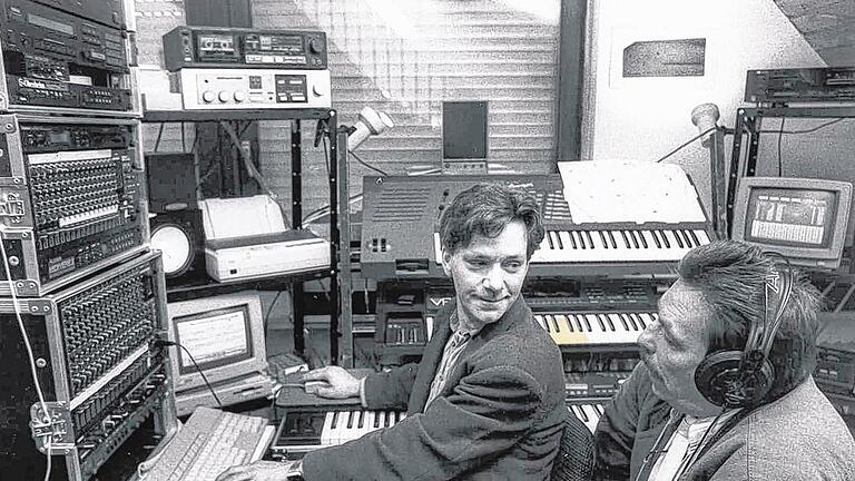 Im Studio: Komponist Burkard Schmidl, damals 34 Jahre alt, mit dem Geschäftsführer der LGS GmbH Winfried Dill beim Probehören des „Klanggarten“. Im Studio: Komponist Burkard Schmidl, damals 34 Jahre alt, mit dem Geschäftsführer der LGS GmbH Winfried Dill beim Probehören des „Klanggarten“.