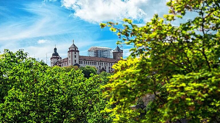 Unter dem Gerüst auf der Festung steckt die Marienkirche       -  Jetzt ist die Generalsanierung der Festung auch von der Stadt aus sichtbar: Ein knapp 40 Meter hohes Gerüst ragt aus dem Inneren Burghof &ndash; in etwa so hoch wie der Burgfried.