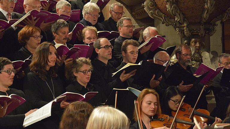 Zum Jubiläum 500 Jahre Reformation lässt Dekanatskantor Matthias Göttemann die Kantate &bdquo;Ein feste Burg ist unser Gott&ldquo; (BWV 80) des Barockmeisters Johann Sebastian Bach an zwei Sonntagen im Gottesdienst erklingen.