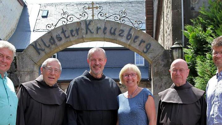Zur Vorbereitung der diesjährigen 370. Würzburger Kreuzbergwallfahrt trafen sich die Verantwortlichen im Kloster auf dem Kreuzberg (von links): Quartiermeister Hubert Hornung, Guardian Pater Martin Domogalla, Präses Pater Maximilian M. Bauer, Präfektin Barbara Schebler, Konvent-Vikar und Guardian-Stellvertreter Pater Georg Andlinger und Wallfahrtsleiter Michael Seufert.