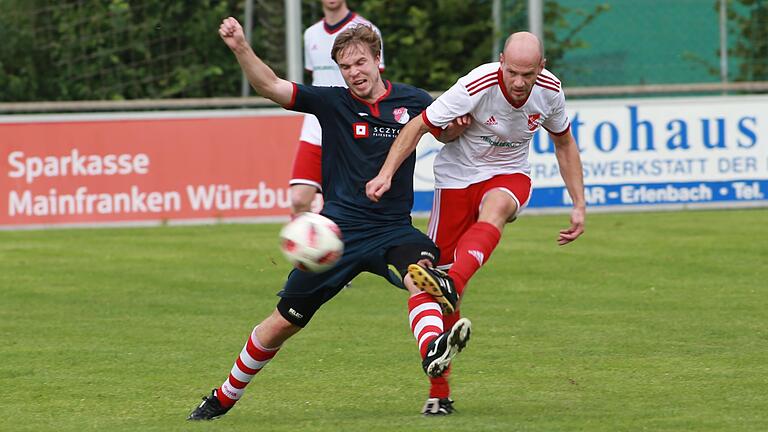 Körperkontakt: David Mödl (links) von der SG Hettstadt stört Erlenbach Spielertrainer Andreas Kirchner.