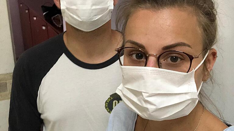 Jannik Schmitt und Natalie Schneider vor rund einer Woche als sie in Panama City in Panama festsaßen. Ihr Rückflug war wegen der Coronakrise gestrichen worden. Jannik Schmitt und Natalie Schneider vor rund einer Woche als sie in Panama City in Panama festsaßen. Ihr Rückflug war wegen der Coronakrise gestrichen worden.