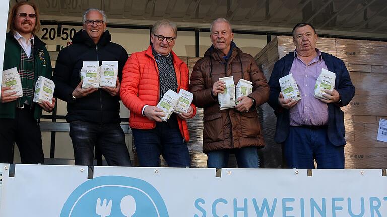 Das Team der Schweinfurter Kindertafel bei der Geburtstags-Aktion der Schweinfurter Kindertafel. Von links: Christian Oeser, Peter Kruse, Stefan Labus, Rainer Zink und Hubert Heusinger. Das Team der Schweinfurter Kindertafel bei der Geburtstags-Aktion der Schweinfurter Kindertafel. Von links: Christian Oeser, Peter Kruse, Stefan Labus, Rainer Zink und Hubert Heusinger.