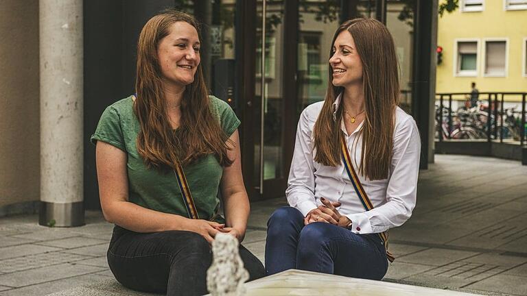 Clara Grunwald und Julia Martin mit ihrem Verbindungsband der Akademischen Damenverbindung Salia (ADV Salia).