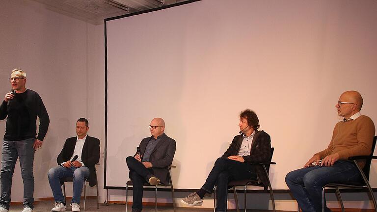 Sie standen in der Alten Aula Rede und Antwort zum Thema Energie: Klimaschutz-Manager Stefan Richter, Frank Chwolka (Nipro), Bürgermeister Michael Kastl, Rainer Saliger (Siemens) und Gunter Häckner (R3 Regionalenergie Münnerstadt). - Sie standen in der Alten Aula Rede und Antwort zum Thema Energie: Klimaschutz-Manager Stefan Richter, Frank Chwolka (Nipro), Bürgermeister Michael Kastl, Rainer Saliger (Siemens) und Gunter Häckner (R3 Regionalenergie Münnerstadt). Sie standen in der Alten Aula Rede und Antwort zum Thema Energie: Klimaschutz-Manager Stefan Richter, Frank Chwolka (Nipro), Bürgermeister Michael Kastl, Rainer Saliger (Siemens) und Gunter Häckner (R3 Regionalenergie Münnerstadt). - Sie standen in der Alten Aula Rede und Antwort zum Thema Energie: Klimaschutz-Manager Stefan Richter, Frank Chwolka (Nipro), Bürgermeister Michael Kastl, Rainer Saliger (Siemens) und Gunter Häckner (R3 Regionalenergie Münnerstadt).