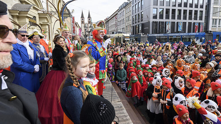 Kinderfaschingszug       -  Viele kleine Närrinnen und Narren ziehen am Samstag (15.02.20) mit dem Kinderfaschingszug der 1. KaGe Elferrat  durch die Würzburger Innenstadt.