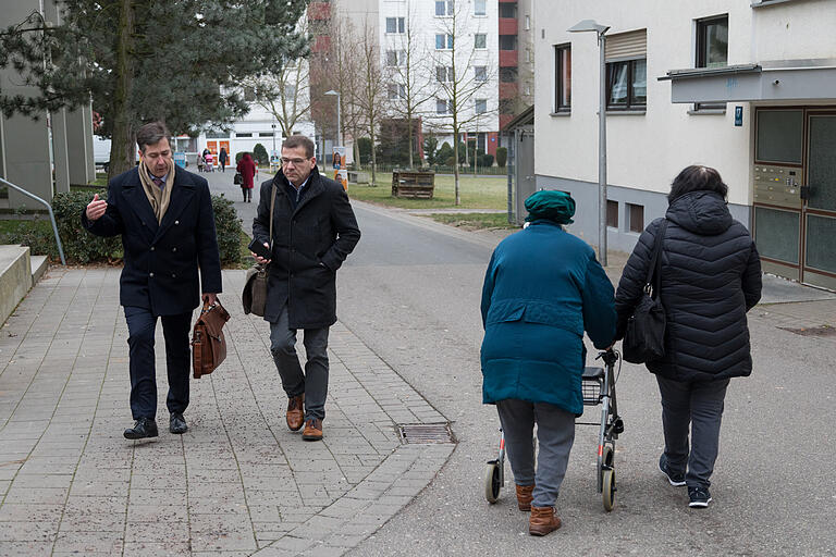 'Ich finde den Heuchelhof auch heute noch modern': OB-Kandidat Christian Schuchardt (links) beim Spaziergang an den Hochhäusern.&nbsp;