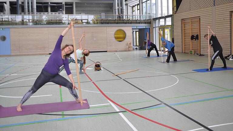 Der Chhadee – ein Stab, der hält und an dem man sich festhalten kann. Im Bild: Mechthild Schäfer (von links) und Erika Schallenberg-Landeck beim Yoga-Kurs in der Halle des Marienbachzentrums.