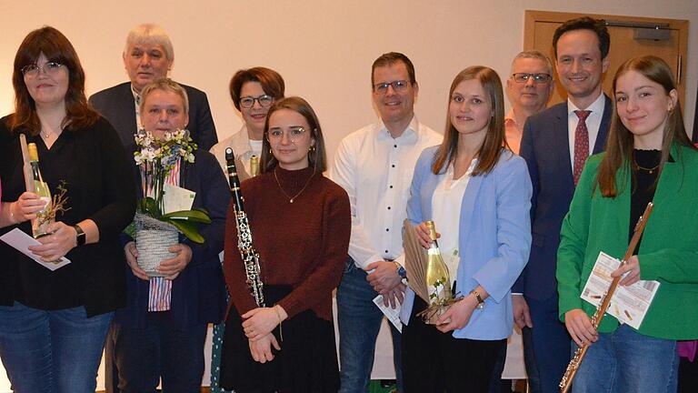 Dana Menth, Karola Roth (dahinter zweiter Bürgermeister Norbert Götz), Annika Dolag, Anneliese Götz (für ihre geehrte Tochter Lisa Vitt) Christian Heinisch (für seinen Sohn Jonas), Nadja Berger, Jürgen Kreisheimer (für seinen Sohn Simon), Landrat Florian Töpper und Verena Bayer.