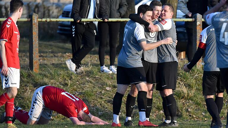 Reichenbachs David Dietz (Mitte) lässt sich nach seinem Treffer zum 2:0 von seinen Mitspielern Johannes Katzenberger (links) und David Böhm (rechts) feiern. Urspringen Nico Wohlmacher sinkt enttäuscht zu Boden. Reichenbachs David Dietz (Mitte) lässt sich nach seinem Treffer zum 2:0 von seinen Mitspielern Johannes Katzenberger (links) und David Böhm (rechts) feiern. Urspringen Nico Wohlmacher sinkt enttäuscht zu Boden.