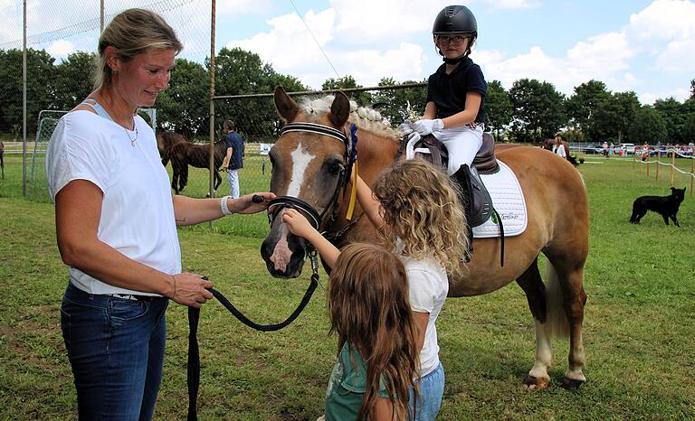 Helena Pieper hat mit ihrem Pony Wolke und Vera Schmidt am Zügel die erste Abteilung der Ponyführzügelklasse in Schwarzenau gewonnen. Wolke bekam sofort die ersten Streicheleinheiten.