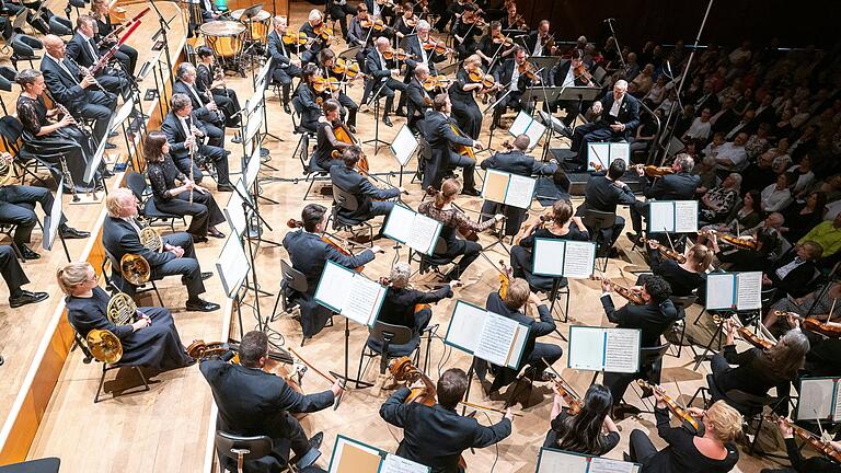 Die Bamberger Symphoniker, hier mit Dirigentenlegende Herbert Blomstedt, waren auch zu Gast beim Kissinger Sommer 2023. Die Bamberger Symphoniker, hier mit Dirigentenlegende Herbert Blomstedt, waren auch zu Gast beim Kissinger Sommer 2023.