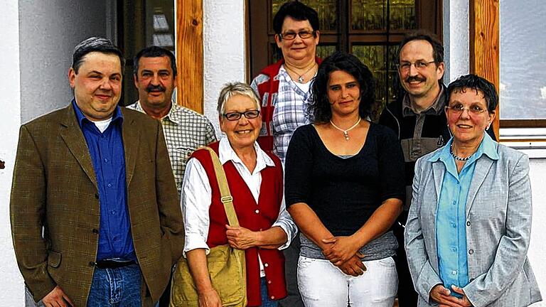 Stellten ihr neues Konzept vor: Walter Schnupp (Zweiter von links), Gertrud Schnupp (hinten Mitte) und Tochter Christine Schnupp (Dritte von rechts) werden am 1. Juli die erste Wohngemeinschaft für Senioren in Ostheim eröffnen. Ein erster Rundgang mit Vorstellung des Hauses zog viele interessierte Gäste an. Mit im Bild: Pfarrer Andreas Hutzler (links), zweite Bürgermeisterin Ulrike Stanek (Dritte von links), Peter Neuner, Berater für Qualitäts- und Pflegemanagement (Zweiter von rechts) und die Pflegedienstleiterin der Diakonie-Station Rhön-Grabfeld, Gaby Gehrhardt (rechts).