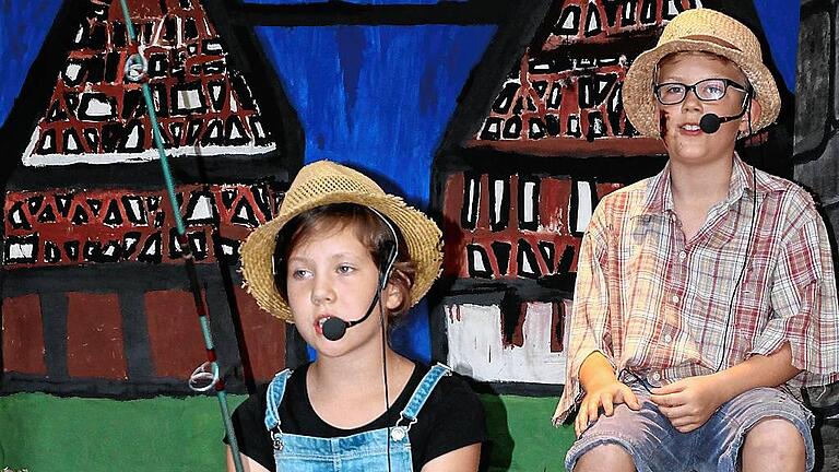 Huckelberry Finn (Jule Schröder, links) und Tom Sawyer (Leon Eresmann) waren die tragenden Figuren der Musicalaufführung. Huckelberry Finn (Jule Schröder, links) und Tom Sawyer (Leon Eresmann) waren die tragenden Figuren der Musicalaufführung.