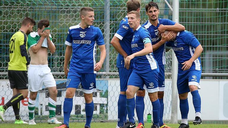 Die Spieler des Würzburger FV jubeln über das Tor zum 1:0 durch Cristian Dan (Zweiter von rechts).