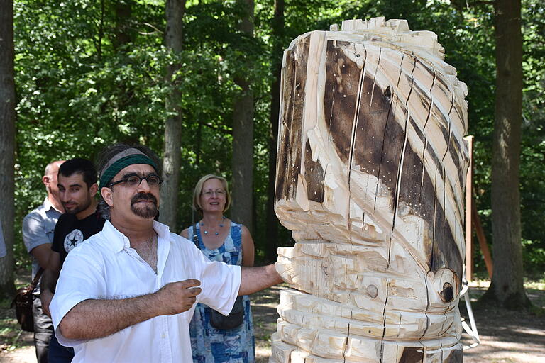 Zerstörung, Aufbau und der Glaube an eine friedliche Zukunft. Diese Motive hat Zouber Yousiph mit viel Elan in Holz gehauen.