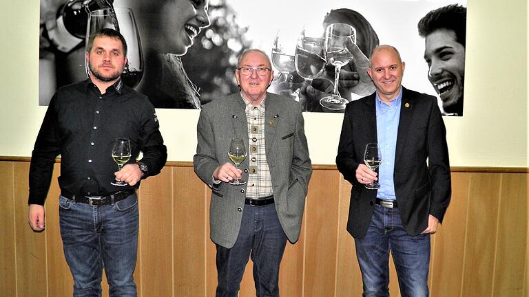 Über 80 Jahre lang waren Gustav (Mitte) und Jürgen Förster (rechts) gemeinsam in führender Position beim Karnevalsverein Weingenießerclub Nordheim tätig. In der Hauptversammlung stellten sie ihre Führungspositionen zur Verfügung. Neuer Vorsitzender wurde Benedikt Trost (links).&nbsp;