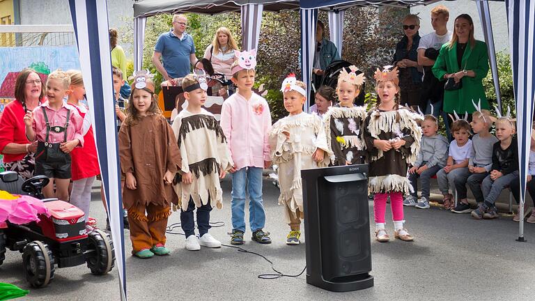 Aufführung der Kinder.