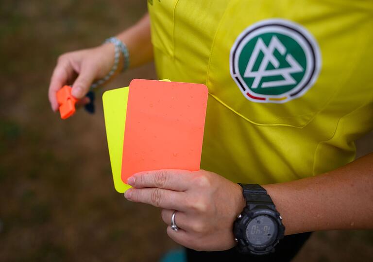 Acht Rote Karten, neun Gelb-Rote Karten und 41 Zeitstrafen verhängten die Schiedsrichterinnen und Schiedsrichter bisher in der Kreisliga Rhön. Acht Rote Karten, neun Gelb-Rote Karten und 41 Zeitstrafen verhängten die Schiedsrichterinnen und Schiedsrichter bisher in der Kreisliga Rhön.