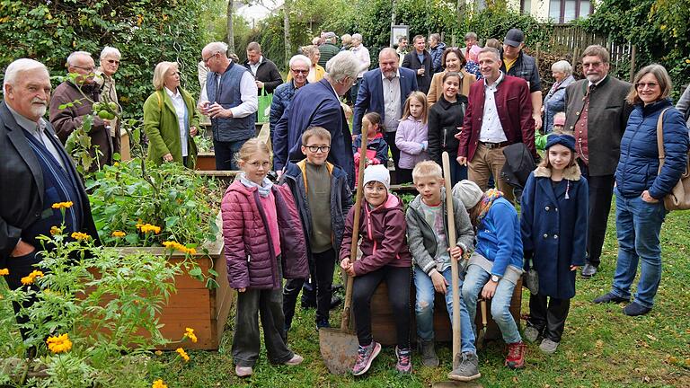 Kinder und Jugendliche lernen beim Obst- und Gartenbauverein Gerbrunn das Gärtnern und die Liebe zur Natur. Die Kindergruppe 'Hortus Pfiffikus' kümmert sich beim regelmäßigen Gartentreff auch um die Pflege der Hochbeete.