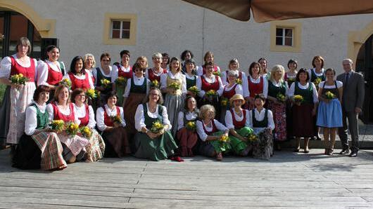 Nur einer trägt hier weder Kleid noch Schürze: Landrat Wilhelm Schneider mit den 44 Frauen, die ihre selbstgenähten Haßberg-Trachten präsentieren.