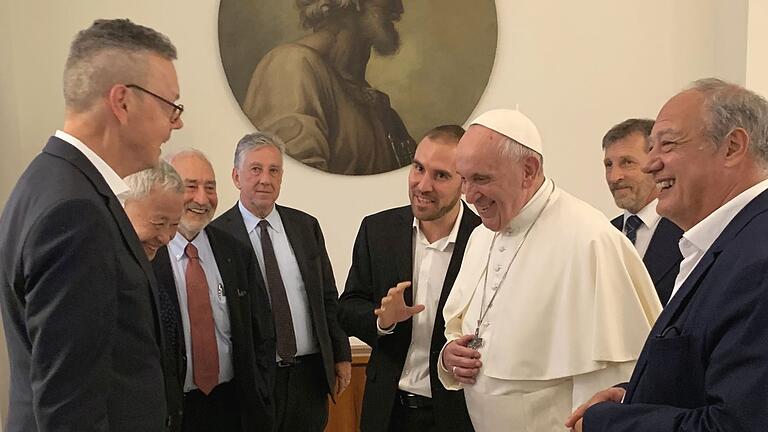 Die Lockerheit könnte täuschen: Der Würzburger Professor Peter Bofinger (links) mit einer internationalen Wirtschaftskommission zu Besuch bei Papst Franziskus im Vatikan.