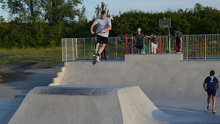Die neue Skaterbahn in Gerolzhofen bei den Tennisplätzen darf nur am Nachmittag genutzt werden. Die neue Skaterbahn in Gerolzhofen bei den Tennisplätzen darf nur am Nachmittag genutzt werden.