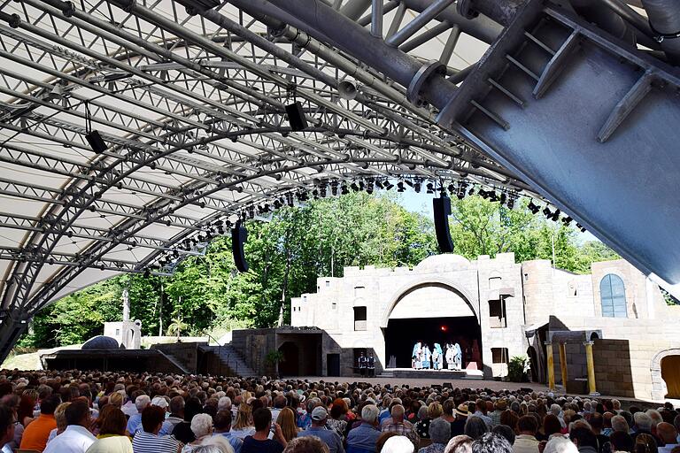 Bis 2022 müssen die Zuschauer warten, um auf der Freilichtbühne Sömmersdorf (im Bild das antike Jerusalem bei den Passionsspielen 2018) die für heuer geplante Robin-Hood-Aufführung zu sehen. Bis 2022 müssen die Zuschauer warten, um auf der Freilichtbühne Sömmersdorf (im Bild das antike Jerusalem bei den Passionsspielen 2018) die für heuer geplante Robin-Hood-Aufführung zu sehen.