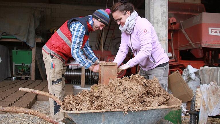 Jeannette Kähler und Martin Schleyer fertigen mit eigenen Händen die Steine für die Wände in ihrem geplanten Hofladen. Jeannette Kähler und Martin Schleyer fertigen mit eigenen Händen die Steine für die Wände in ihrem geplanten Hofladen.