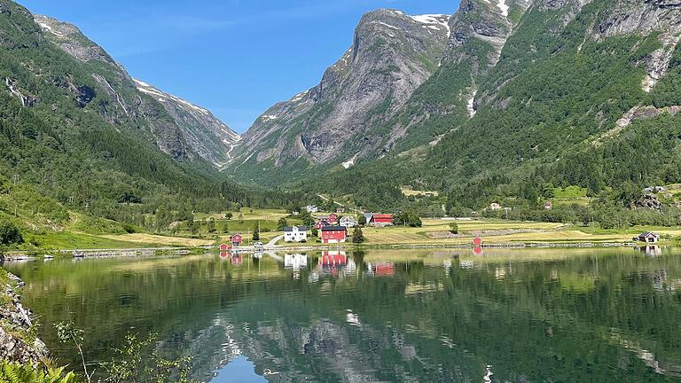 Spektakuläre Landschaft, idyllische Gebäude und unzählige glasklare Gewässer prägen das Land. Im Bild: Balestrand, an der Touristroute Gaularfjellet in Südnorwegen.