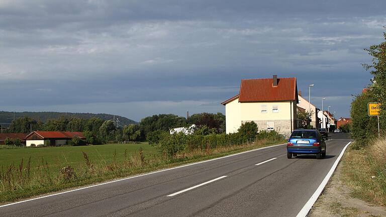 Der Blick, den Autofahrer auf den Ortseingang von Ebelsbach haben, wenn sie von Stettfeld kommen. Hier, zwischen der Feldscheune (links) und den Wohnhäusern (rechts) soll dereinst die Ortsumgehung auf die Staatsstraße 2277 zurückführen. Der Blick, den Autofahrer auf den Ortseingang von Ebelsbach haben, wenn sie von Stettfeld kommen. Hier, zwischen der Feldscheune (links) und den Wohnhäusern (rechts) soll dereinst die Ortsumgehung auf die Staatsstraße 2277 zurückführen.