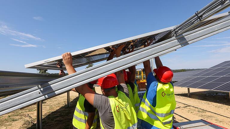 EnBW Solarpark       -  Bei Solaranlagen wurden die Ausbauziele der Bundesregierung in diesem Jahr übertroffen.