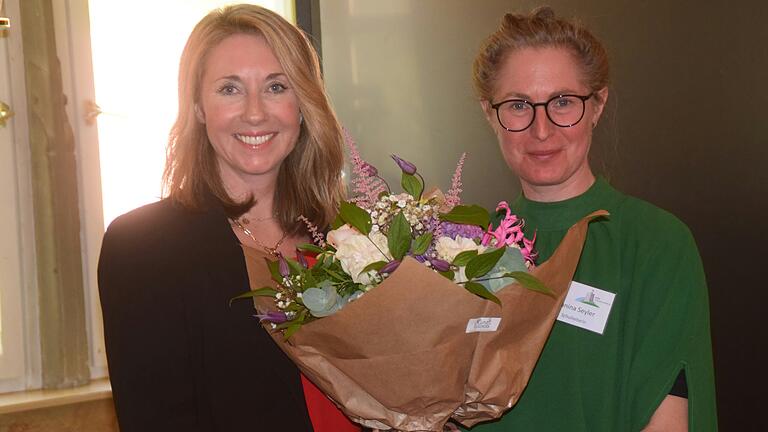 Einen Blumenstrauß überreichte Schulleiterin Janina Seyler (rechts) an Kultusministerin Anna Stolz.