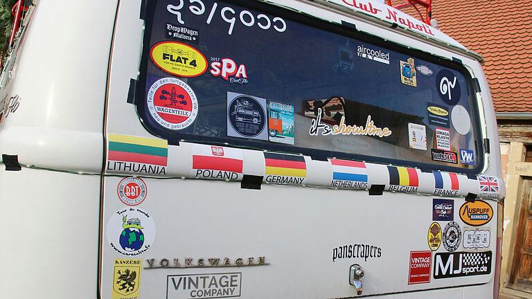 Zahlreiche kleine Flaggen am malaysischen VW-Oldtimer zeigen, welche Länder Terence Moses mit seinem „Bulli“ schon bereist hat – es sind viele. Zahlreiche kleine Flaggen am malaysischen VW-Oldtimer zeigen, welche Länder Terence Moses mit seinem „Bulli“ schon bereist hat – es sind viele.