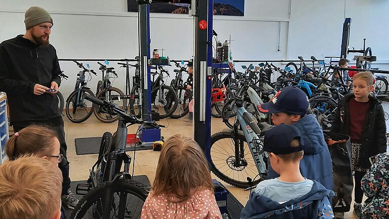 Die Vorschulkinder der Kindertagesstätte Sankt Pius in der Reparaturwerkstatt des Cube Stores.