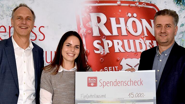 Marketingleiter Jürgen Bühler und Mitgesellschafterin Natalie Schindel vom MineralBrunnen RhönSprudel übergaben den symbolischen Spendenscheck an den Leiter der Hessischen Verwaltungsstelle des Biosphärenreservats Rhön, Torsten Raab (rechts). Marketingleiter Jürgen Bühler und Mitgesellschafterin Natalie Schindel vom MineralBrunnen RhönSprudel übergaben den symbolischen Spendenscheck an den Leiter der Hessischen Verwaltungsstelle des Biosphärenreservats Rhön, Torsten Raab (rechts).