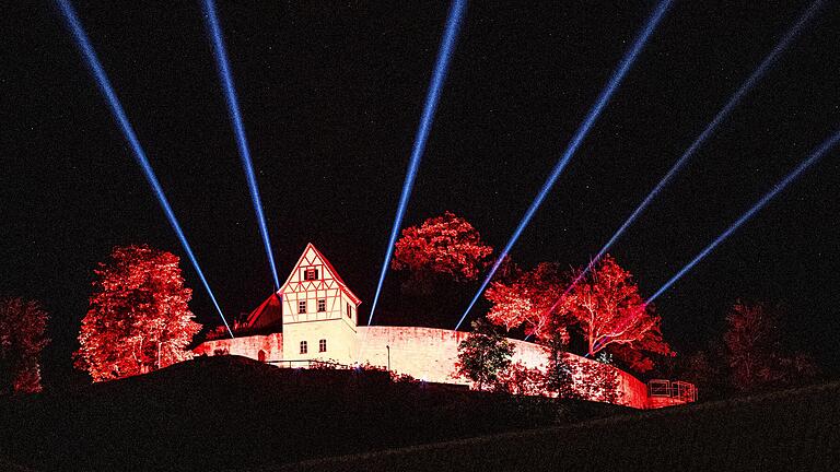 Ein Mahnmal in leuchtendem Rot: Von weiter Ferne fiel die Burg Königsberg dank ihrer Illumination während der 'Night of Light' auf. Ein Mahnmal in leuchtendem Rot: Von weiter Ferne fiel die Burg Königsberg dank ihrer Illumination während der 'Night of Light' auf.