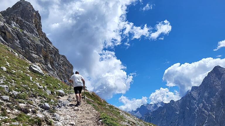 Zum dritten Mal in seinem Leben, und immer nach schweren gesundheitlichen Schicksalsschlägen, hat Benjamin Krug sich auf den Weg zur Zugspitze gemacht. Mit den körperlichen Folgen seiner Leukämie-Erkrankung im Gepäck war es für den 45-jährigen Gochsheimer diesmal ein besonders harter Weg.