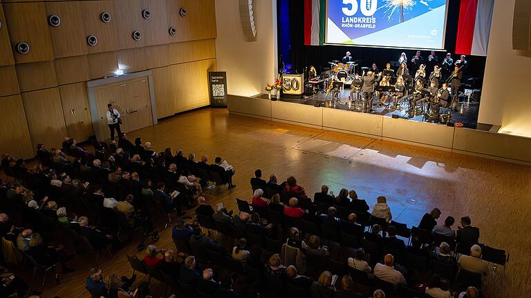 Die Stadthalle Bad Neustadt bot den festlichen Rahmen, musikalisch zeigte unter anderem die Bigband der Berufsfachschule ihr Können. Die Stadthalle Bad Neustadt bot den festlichen Rahmen, musikalisch zeigte unter anderem die Bigband der Berufsfachschule ihr Können.