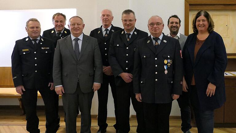 Landrat Thomas Bold (3.v.l.), KBR Benno Metz (2.v.l.), KBM Volker Hägerich (links) sowie Bürgermeisterin Katja Habersack (rechts) ehrten (v.l.n.r.) Siegfried Heurich und Stefan Scheiwein (für 40-jährige Mitgliedschaft) sowie für 25-jährige Mitglie...       -  Landrat Thomas Bold (3.v.l.), KBR Benno Metz (2.v.l.), KBM Volker Hägerich (links) sowie Bürgermeisterin Katja Habersack (rechts) ehrten (v.l.n.r.) Siegfried Heurich und Stefan Scheiwein (für 40-jährige Mitgliedschaft) sowie für 25-jährige Mitgliedschaft Harald Ziegler (2.v.r.). Besondere Ehre wurde Martin Dehler (3.v.r.) zuteil, der für hervorragende Leistungen vom Landesverband das Ehrenkreuz in Silber erhielt.