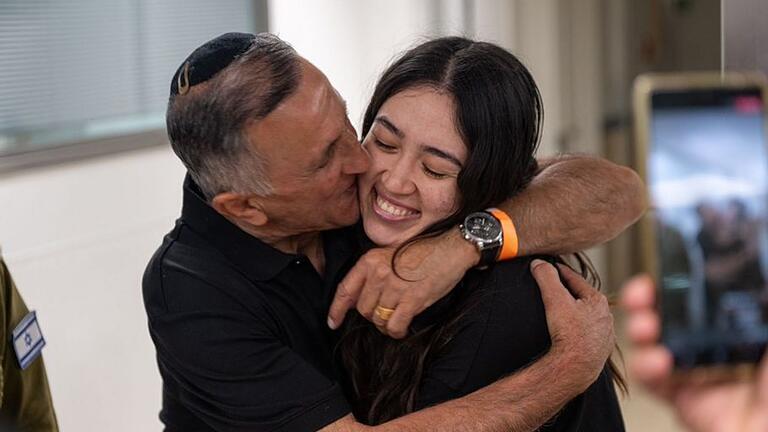 Noa Argamani.jpeg - Noa Argamani (rechts) mit einem Familienangehörigen nach ihrer Befreiung aus der Gefangenschaft im Gazastreifen. Noa Argamani.jpeg - Noa Argamani (rechts) mit einem Familienangehörigen nach ihrer Befreiung aus der Gefangenschaft im Gazastreifen.