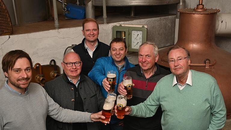 In der kleinen Brauerei Wolf in Rüdenhausen wird Bier noch nach alter Handwerkstradition gebraut und das meiste davon im eigenen Gasthof getrunken. Im Bild (von links) die Brauerei-Chefs Jacob Pritzl, Dietrich Oechsner, Peter Michael Himmel, Martin Rank, Karl Wolf und Karl-Heinz Pritzl.