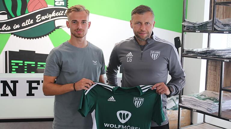 Felix Schwarzholz (links) und Christian Gmünder (rechts). Der 22-jährige Schwarzholz hat beim FC 05 Schweinfurt einen Vertrag unterschrieben. Felix Schwarzholz (links) und Christian Gmünder (rechts). Der 22-jährige Schwarzholz hat beim FC 05 Schweinfurt einen Vertrag unterschrieben.