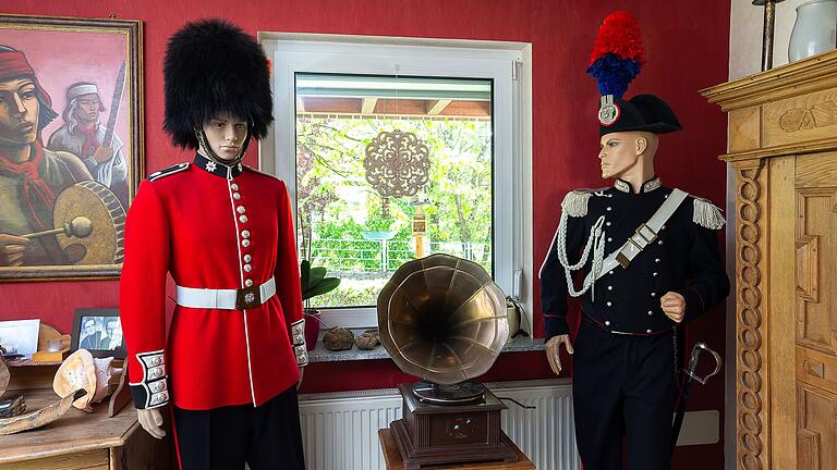 In Heinemanns Wohnzimmer salutieren ein Gardist des englischen Königs und ein italienischer Carabiniere.