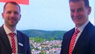 Nicholas Fehse (links) mit dem Vorstandsmitglied Michael Rendl.       -  Nicholas Fehse (links) mit dem Vorstandsmitglied Michael Rendl.