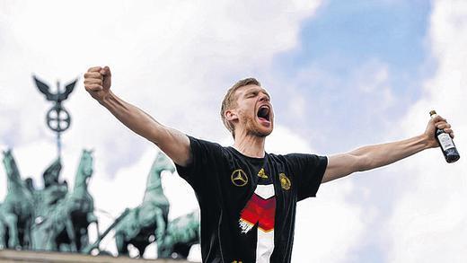 Feierbiest aus der Eistonne: Mit Per Mertesacker gehen vor dem Brandenburger Tor die Pferde durch.