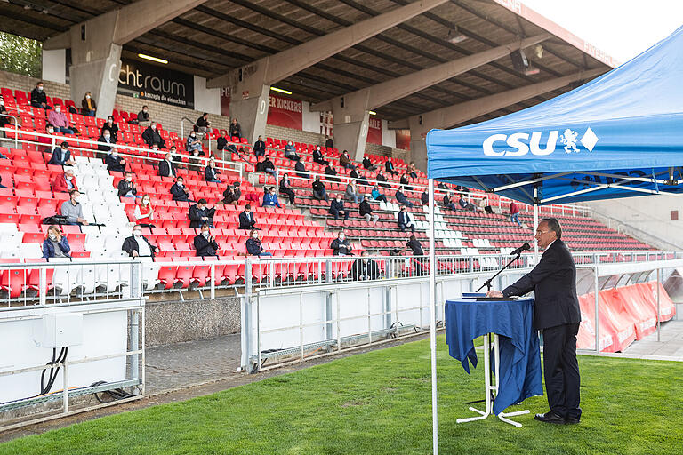 Außergewöhnlicher Ort: Pandemiebedingt wurden die CSU-Delegierten ins Kickers-Stadion eingeladen. Denn im Freien und mit Abstand ist die Ansteckungsgefahr noch am geringsten. Außergewöhnlicher Ort: Pandemiebedingt wurden die CSU-Delegierten ins Kickers-Stadion eingeladen. Denn im Freien und mit Abstand ist die Ansteckungsgefahr noch am geringsten. 