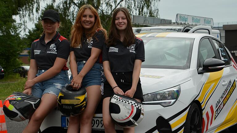 Ihr Debüt im Youngster Cup feierten sie beim Rennen in Würzburg (von links): Francesa Bartsch, Kiara Hetterich und Sinja Roos&nbsp;mit dem vom Veranstalter gestellten Auto.