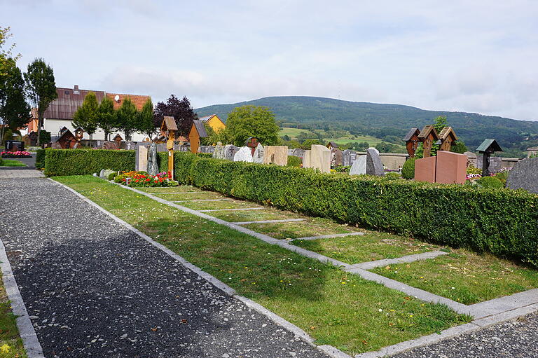 Der Weg zwischen den Grabkammern am Waldberger Friedhof soll gepflastert werden.